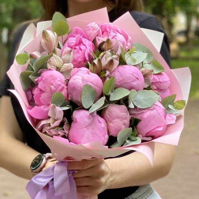 Букет из 9 пионов Флеминг с альстромерией